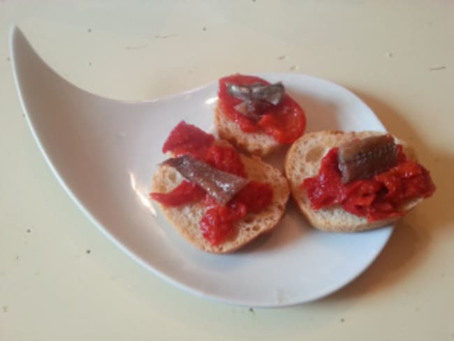 Tartines aux poivrons à l’ail et aux anchois de Collioure