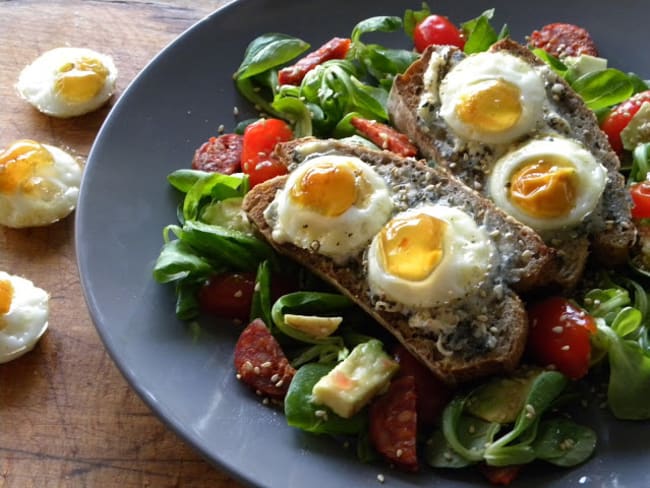 Salade de bruschetta aux oeufs de caille