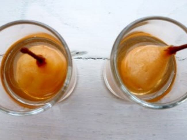 Mini poires pochées au sirop à la réglisse, chouchen, miel et poivre sauvage