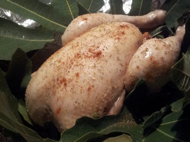 Poulet rôti aux feuilles de figuiers farci aux patits suisses au zaatar et baies rouges séchées