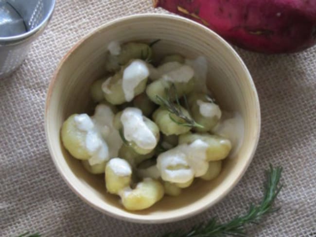 Gnocchi à la patate douce mauve, sauce au parmesan et romarin