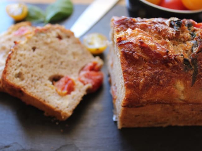 Cake au jambon de parme, tomates et chèvre