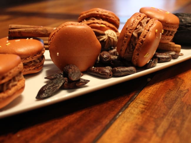 Macarons chocolat, cannelle et fèves tonka