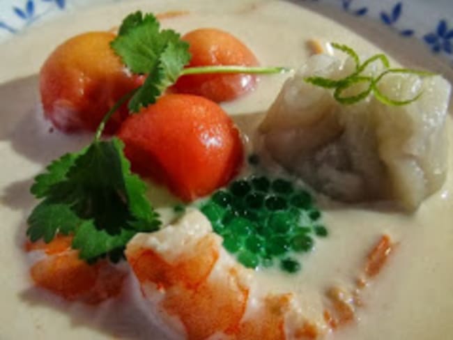 Soupe thaïe aux raviolis de crevettes