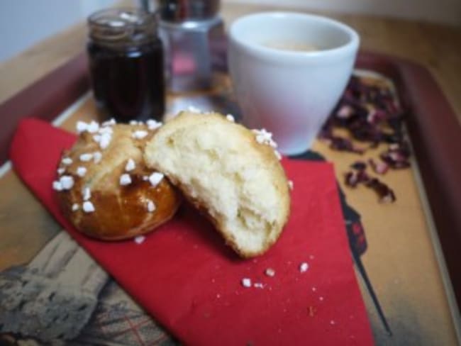 Brioches au sucre pour le petit déjeuner