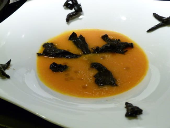 Soupe de potiron à l'orange, trompettes de la mort et huile de truffe