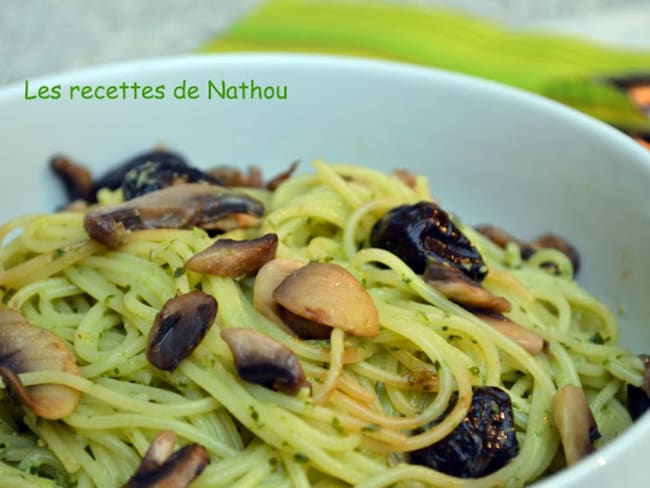 Spaghettis au pesto de roquette champignons et olives noires