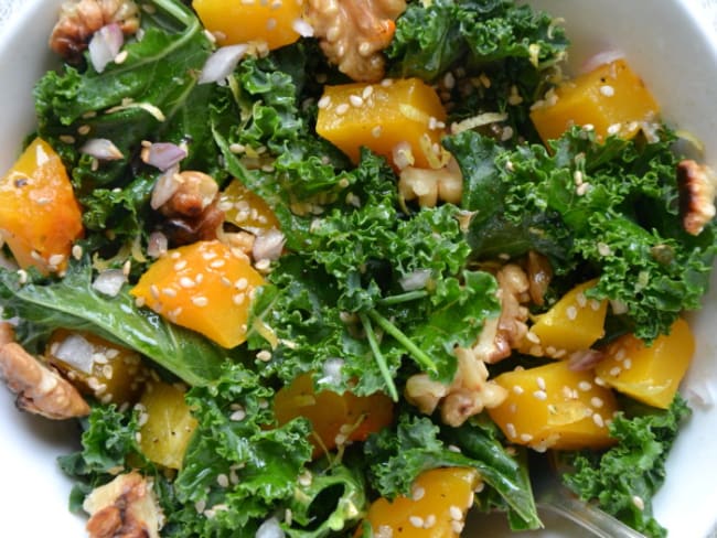 Salade copieuse de chou kale cru et courge butternut rôtie aux noix