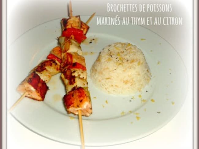 Brochettes de poissons marinés au thym, romarin et citron