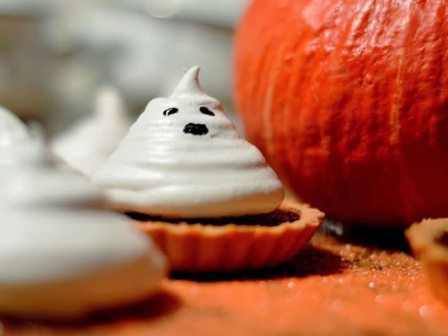 Tartelette orange chocolat et meringues suisses fantômes pour halloween