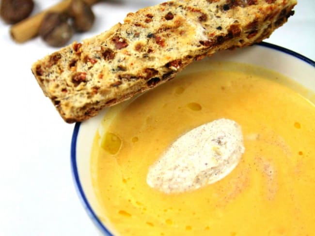 Soupe de courge, éclats de marrons, quenelle de crème à la canelle