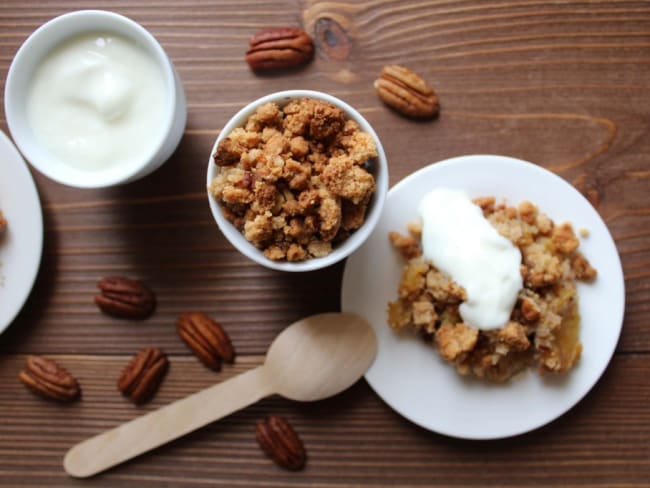 Crumble ananas, banane, noix de pécan et farine de châtaigne