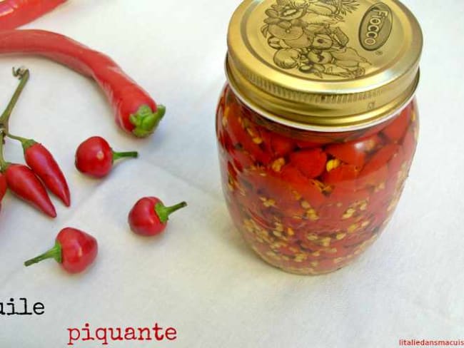 Conserves de piments à l'huile et huile piquante pour une pizza ou des pâtes