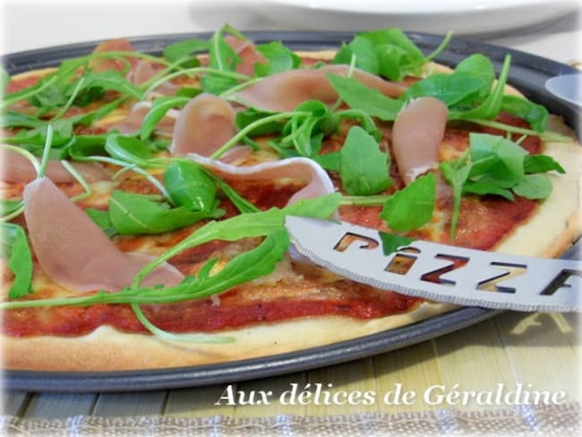 Pizza à la mozzarella, roquette et jambon sec italien