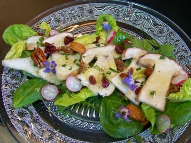 Carpaccio parfumé de cèpes aux jeunes pousses d'épinard et aux céréales