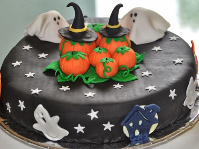 Super gâteau d'Halloween au yaourt et pâte à sucre