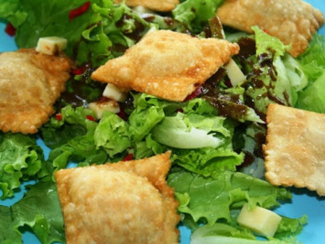 Salade aux ravioles de poulet frits