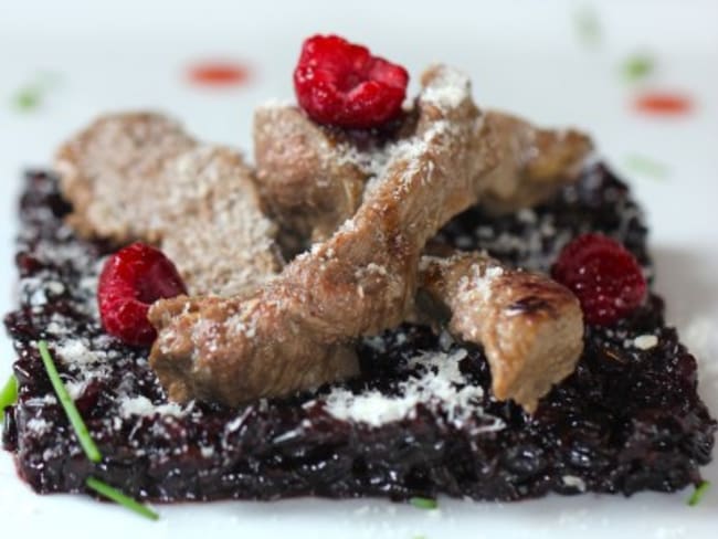 Risotto noir et aiguillettes de canard aux framboises