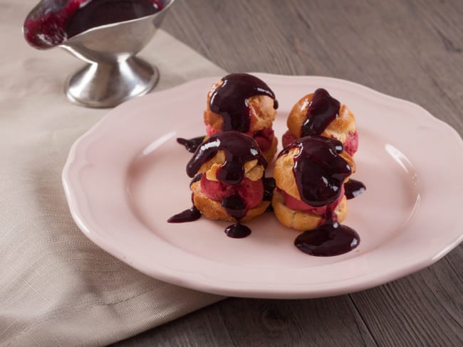 Profiteroles aux fruits rouges