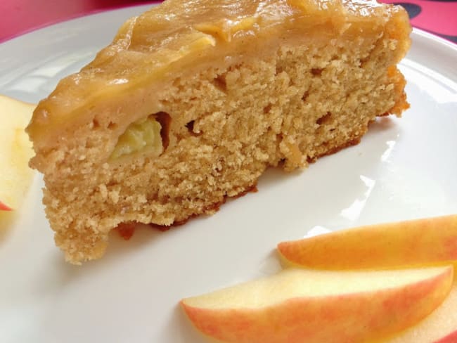 Le gâteau renversé aux pommes et sirop d'érable du Québec