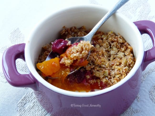 Crumble de pêches, mangues, mirabelles