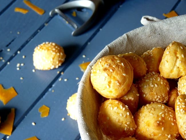 Gougères à la mimolette vieille et au sésame