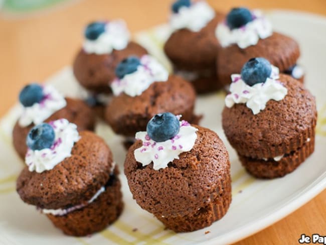 Muffins Chocolat Myrtille et chantilly version miniature