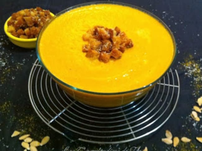 Velouté courge et carottes à la noix de coco et au curry et ses croûtons aux mêmes saveurs