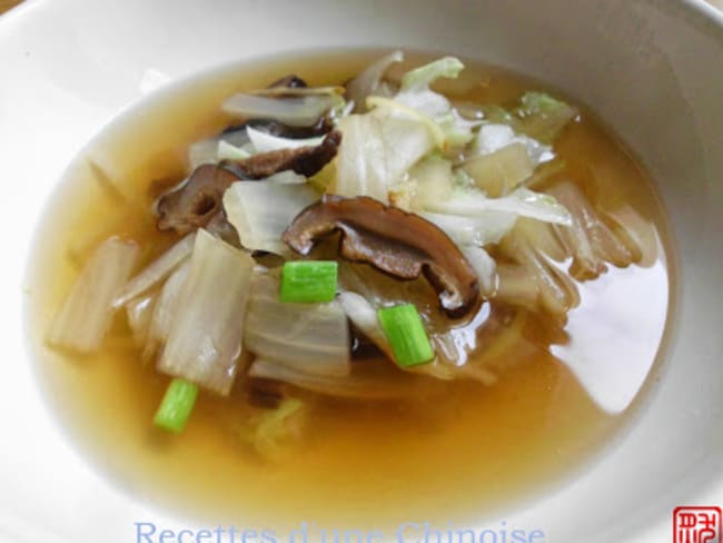 Soupe chinoise au chou et aux champignons shiitaké