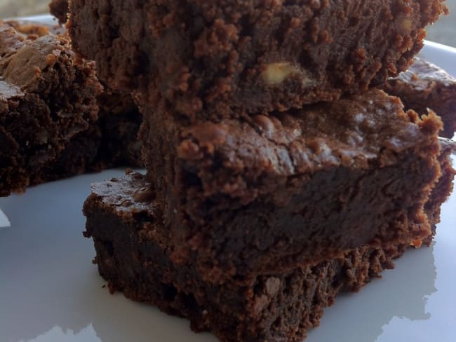 Brownies au chocolat, noisettes et pépites de chocolat