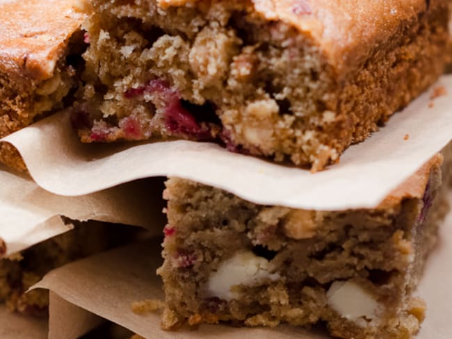 Blondie à la framboise, aux amandes et au chocolat blanc