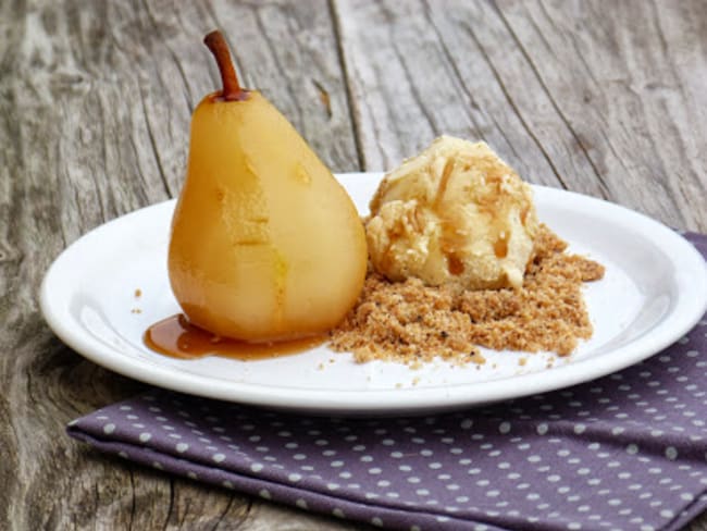 Poires pochées à l'érable, crumble à la noisette