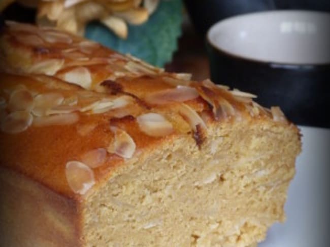 Cake à la purée d'abricots et amandes effilées