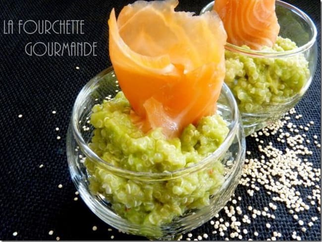 Salade du quinoa au guacamole et saumon fumé