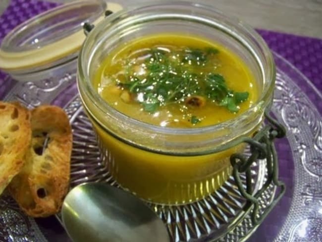 Potage de courge aux pommes, noisettes et sirop d’érable