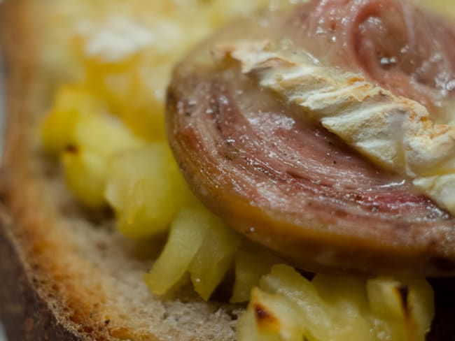 Tartine à l'andouille, à la pomme et au camembert