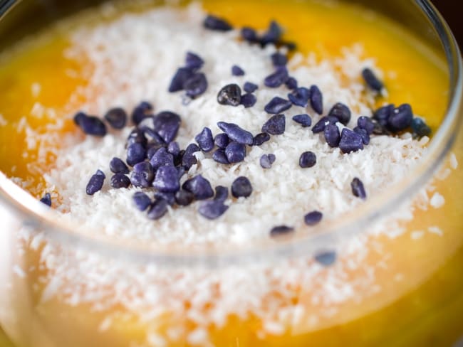 Panna cotta au lait de coco et coulis de mangue