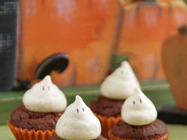 Cupcakes au chocolat et meringues fantômes d'halloween