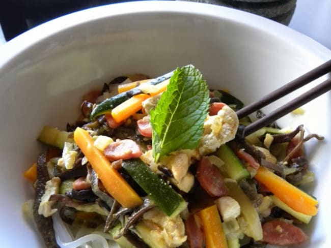 Wok de légumes, carottes, courgettes et champignons noirs, à la saucisse chinoise