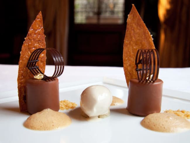 Mousse de poire aux deux chocolats et arlette cacao