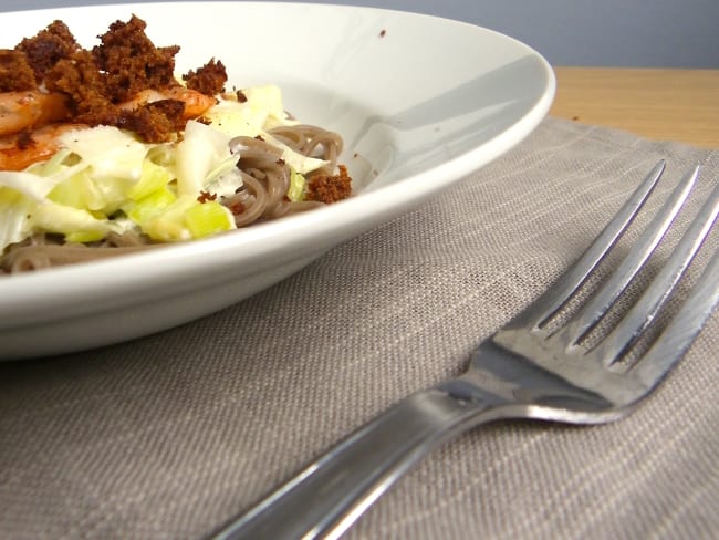 Crevettes au pain d'épices, poêlée de poireaux au chèvre et nouilles de sarrasin