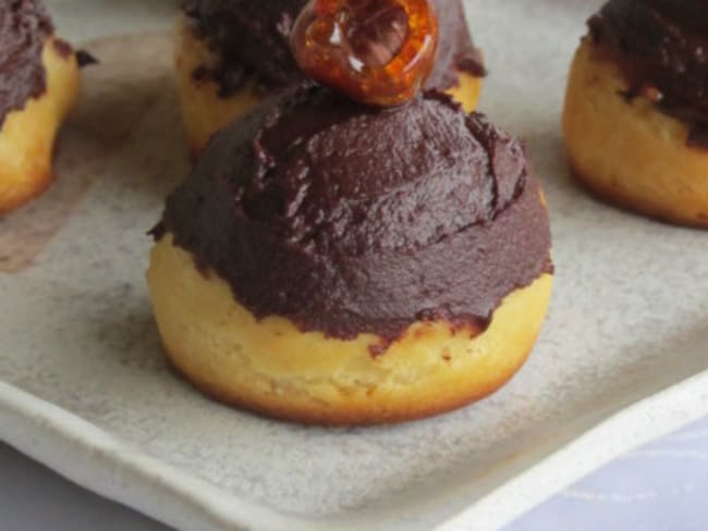 Choux au chocolat et à la noisette