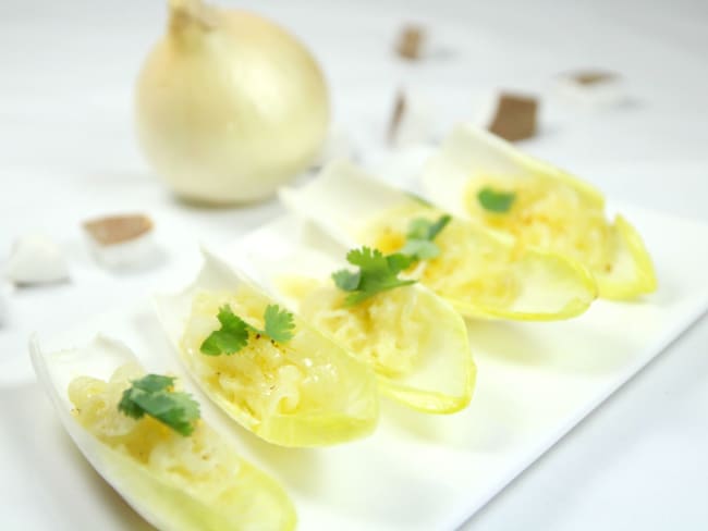 Gondoles d’endives, oignons et coco