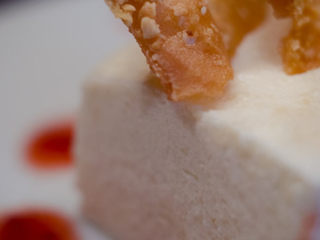 Blanc-manger aux amandes sur un coulis de fraise et son croustillant aux amandes