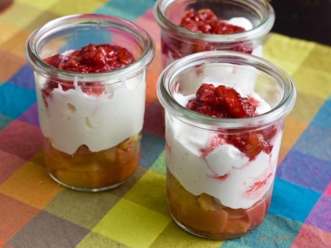 Pèche pochée au thé blanc chantilly et purée de framboises