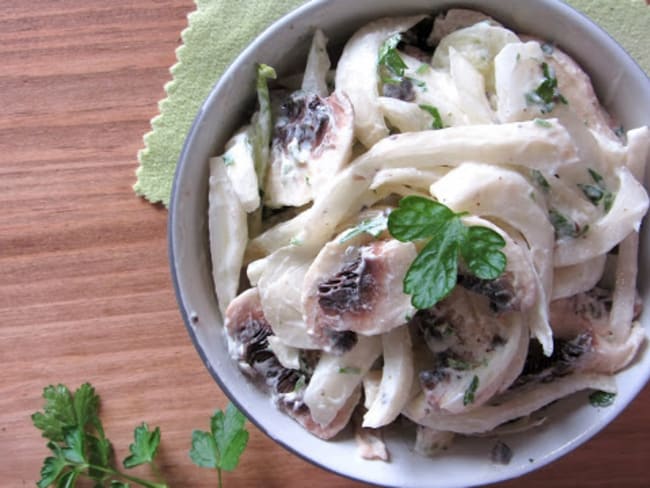 Salade de fenouil et champignons de Paris, sauce au yaourt persillée