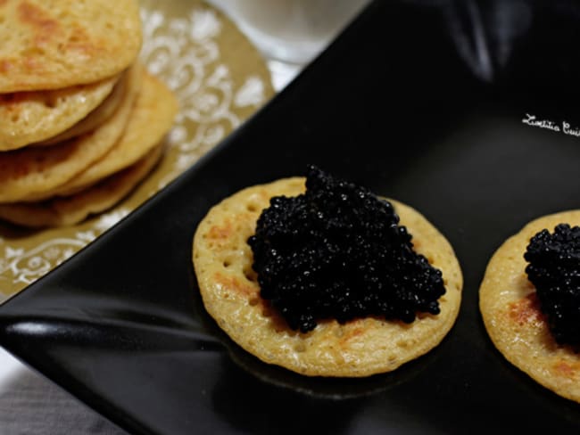 Blinis aux cacahuètes légèrement citronnés au caviar végétal