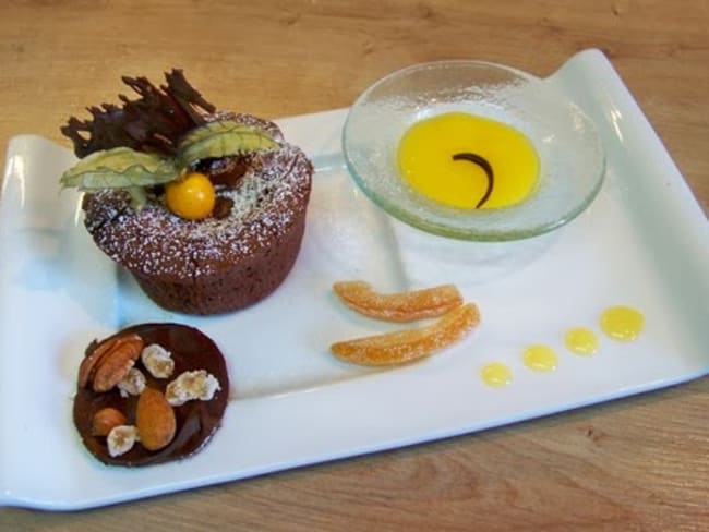 Moelleux au chocolat au coeur coulant et son coulis de mangue