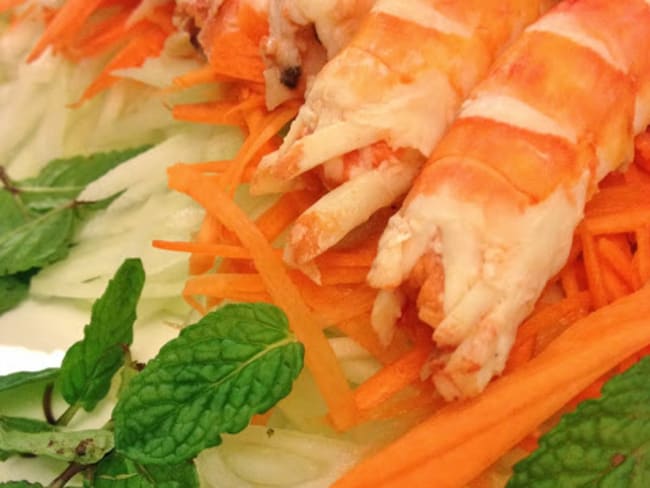 La salade de concombre vert aux crevettes