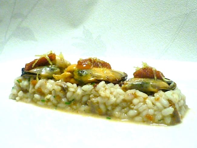 Risotto aux oursins, moules et bouillon de cèpes